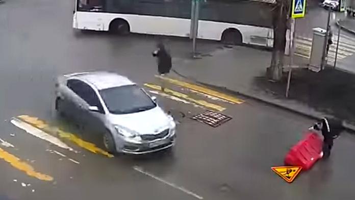 Silničáři se snažili opravit propadlý kanál. Je z toho neuvěřitelná groteska