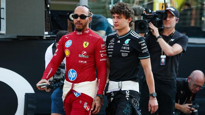 Lewis Hamilton (vlevo) prožil ve Ferrari špatnou sezónu, lehké to neměl ani jeho nástupce v Mercedesu Kimi Antonelli