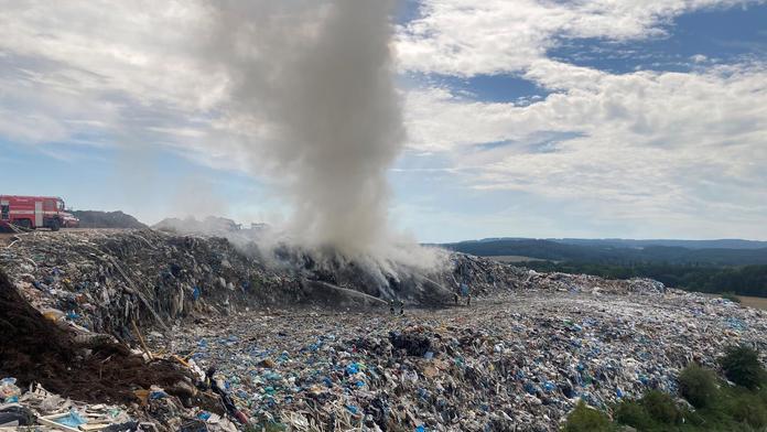 Skládku na Příbramsku zachvátily plameny. Bojovaly s nimi desítky hasičů