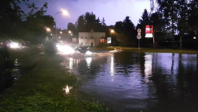 Českem se ženou bouřky! Velká voda uzavřela hlavní tah ve Dvoře Králové