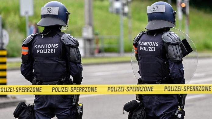 Švýcarská policie zadržela Čechy v Curychu. Kvůli výtržnictví na nádraží