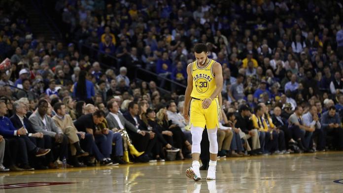 Golden State vyhořeli na domácí palubovce a ještě přišli o Curryho!