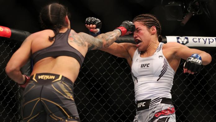 Šok v UFC. Legendární Nunesová po sedmi letech padla, Oliveira obhájil pás