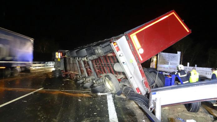 Kamion se na dálnici D1 převrátil do protisměru na auto plné dětí