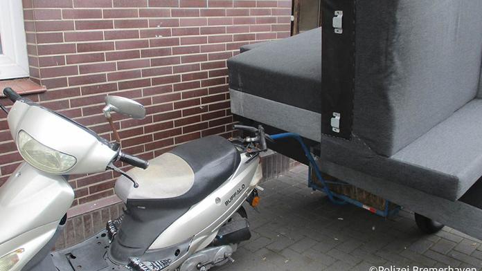Policisté v šoku. Muž stěhoval gauč, táhl ho na dvoukoláku za skútrem