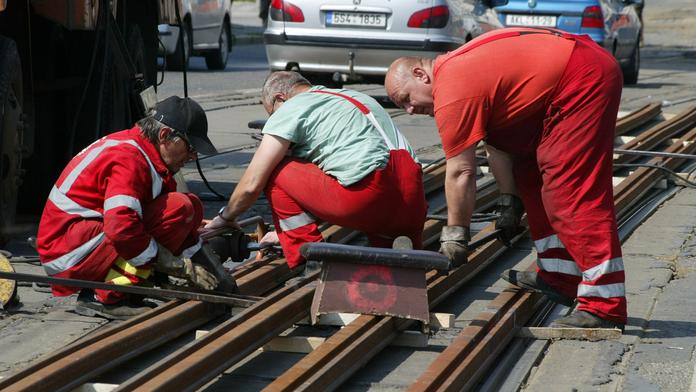 Zloději způsobili KOLAPS na železnici do Mostu! NAŘÍZLI hlavní ELEKTRICKÝ KABEL!