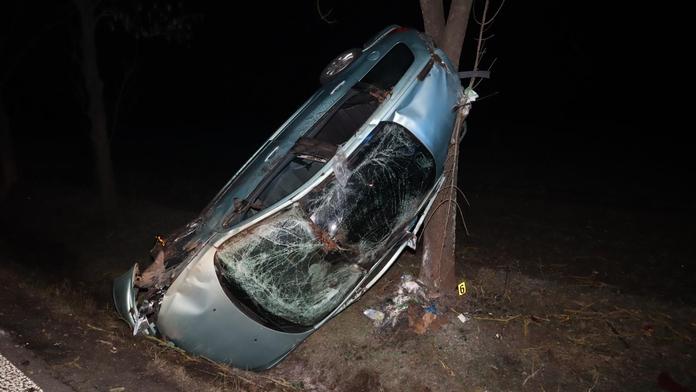 Opilý řidič nezvládl řízení. Jeho auto skončilo v kuriózním stavu