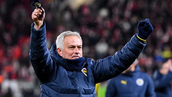 Slavia může porazit kohokoliv. Už v poločase mohl být konec, říká Mourinho