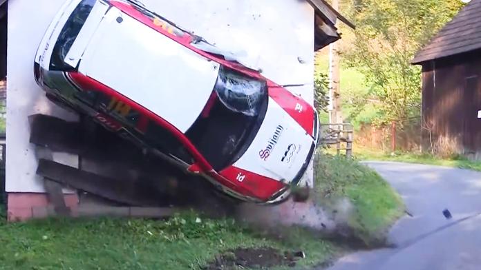 Pozor, auto letí do baráku! Drsné srážky závodních speciálů