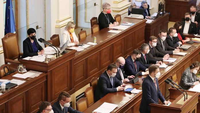 Průzkum: Lidé nejvíce věří starostům a zastupitelstvům, nejméně naopak vládě