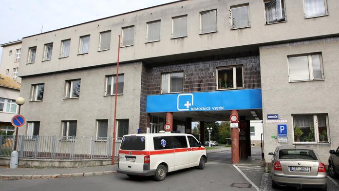 Mladík musel v bolestech čekat den na operaci. Zemřel na otravu krve