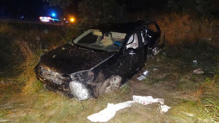 Golf vyletěl za bouřky z dálnice, řidič je těžce zraněný