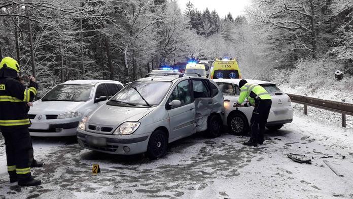 Na Plzeňsku havarovaly desítky řidičů! Sněžení se přesouvá na sever
