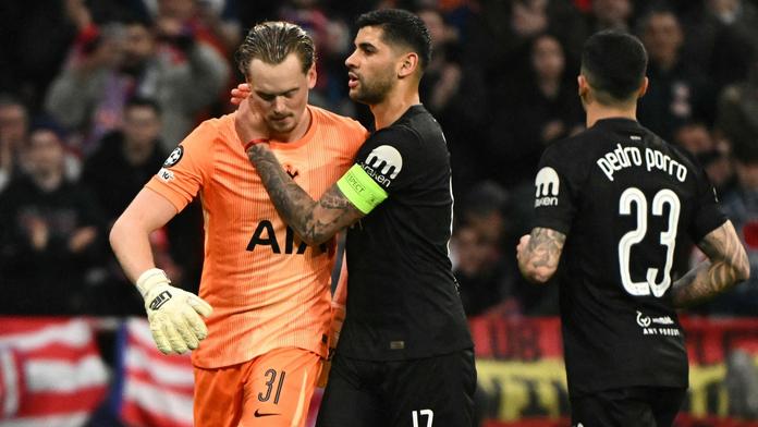 Antonína Kinského (vlevo) utěšuje kapitán Tottenhamu Cristian Romero