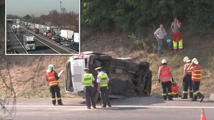 Nehoda dvou aut zablokovala D11. Hasiči se obávali výbuchu plynu