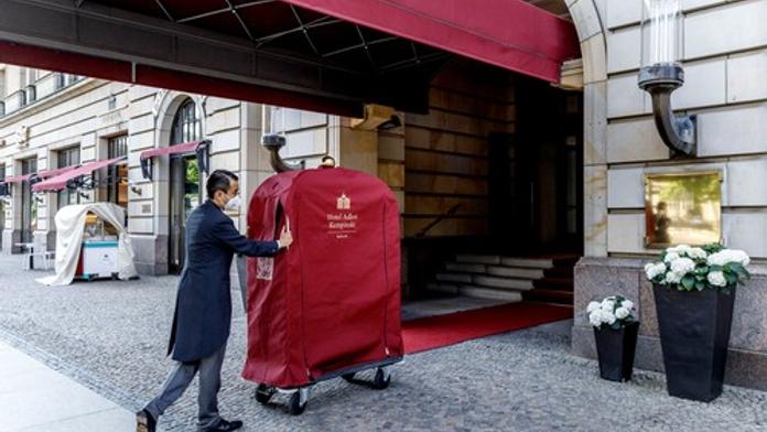 Návštěvník hotelu odkázal sluhovi jmění, muž chce ale pracovat dál