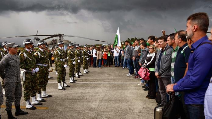Statečné Chapecoense: Ti, co přežili, se vrátili na místo tragédie