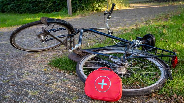 Tragická nehoda ukončila prestižní závod. Cyklista po kolizi zemřel