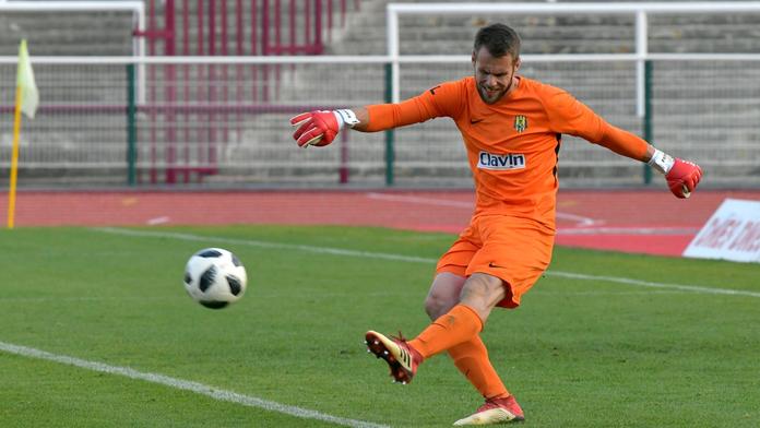 Plzeň se dotáhla na Slavii, Opavu srazil kiks brankáře Šroma