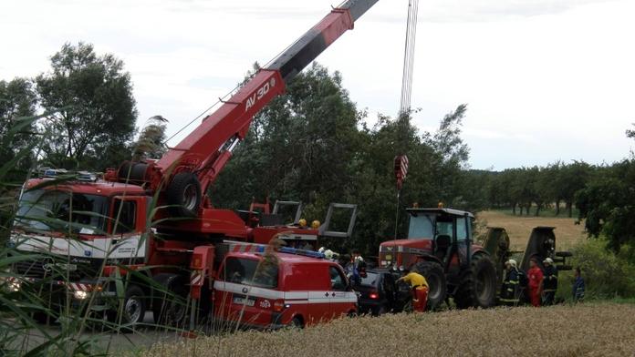 Traktor vrazil do auta. Dva zranění