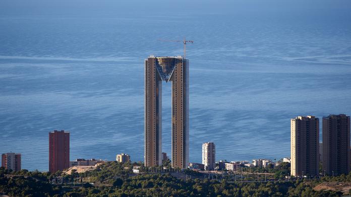 Uno problemo: Postavili 47 patrovou budovu a zapomněli na výtah!