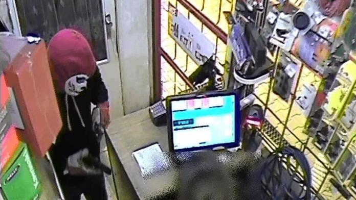 Děsivá maska a pistole v ruce! Policie hledá lupiče z benzínky. VIDEO
