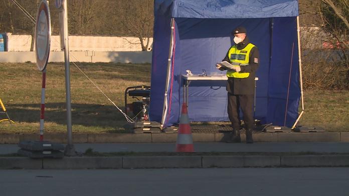Vláda rozhodla o uzavření ČR. Cizinci mohou přijet jen ve vážných případech