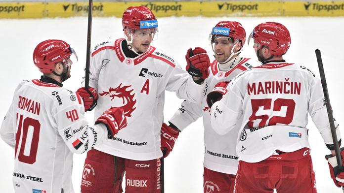 Třinec zrušil domácí kletbu. Proti Mountfieldu si vybojoval mečbol