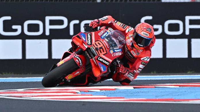 První sprint u Balatonu ovládl Marc Márquez. Slaví i tým Valentina Rossiho