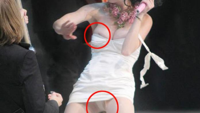 Zpěvačce Katy Perry vypadlo prso přímo na pódiu