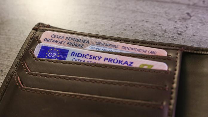 Za volant bez řidičáku. Povinnost ho mít u sebe má zmizet. Co ukážeme hlídce?