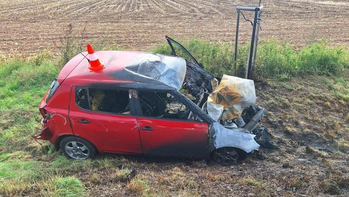 Smrtelná nehoda na Hradecku. Auto po srážce s motorkářem začalo hořet