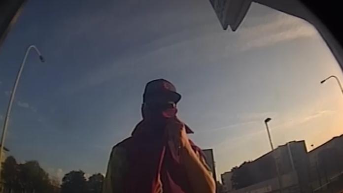 Muž v Praze ukradl platební karty a vybral 200 tisíc. Poznáváte ho?