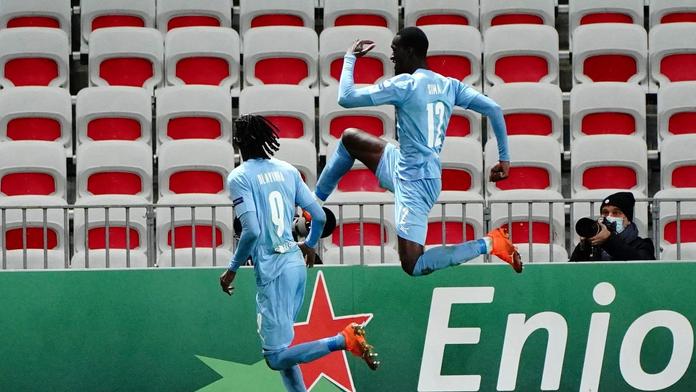 Peter Olayinka a Abdallah Sima