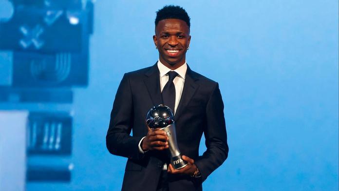 Vinícius Júnior FIFA trofej fotbal