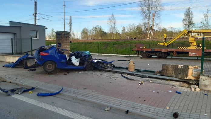 Řidič na Táborsku sešrotoval auto o betonový sloupek, na místě zemřel