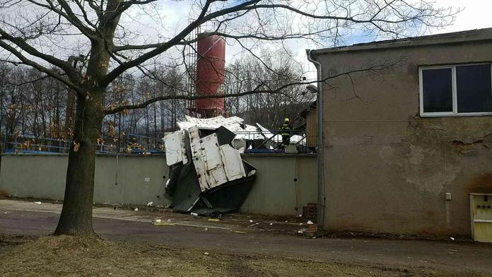 Vichr ničil domy, srazil desítky stromů. Platí nová výstraha