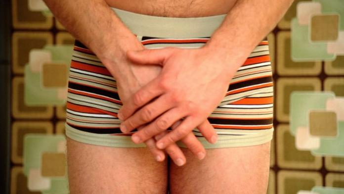 Pánové, holíte si intimní partie? Může vám to i zachránit život