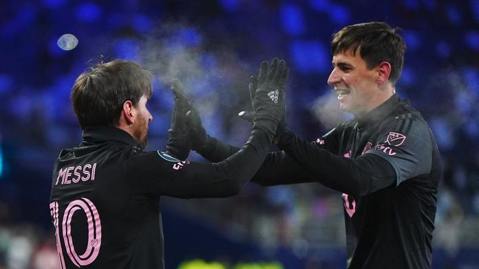 Lionel Messi a Tadeo Allende slaví gól