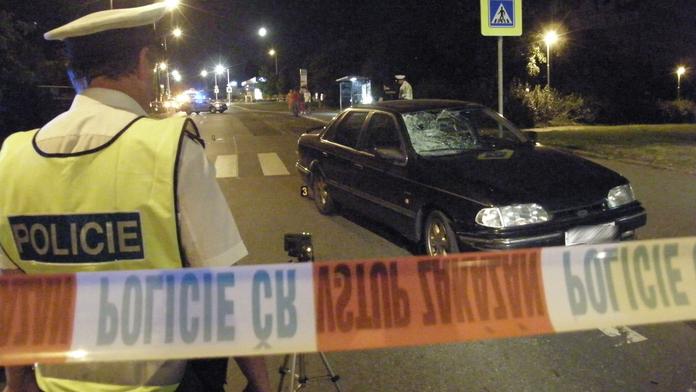 Tragická srážka! Řidič v Plzni smetl dva lidi na přechodu, mladík zemřel