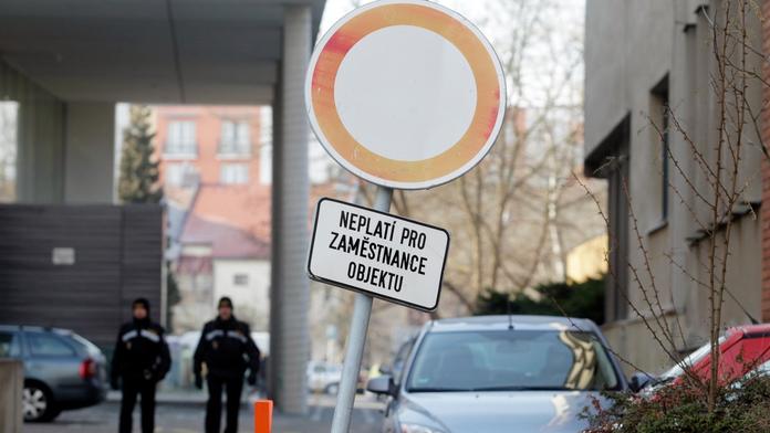Auta na chodníku i na zákazu stání. Pražští politici hájí parkování "na prasáka"