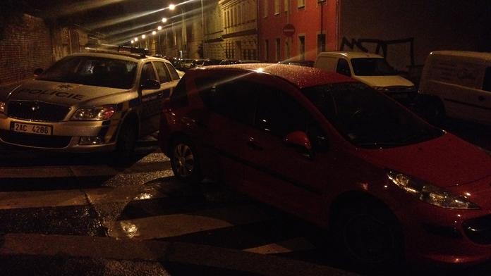 Opilá řidička mu nabourala auto, přejela nohu a napadla policisty