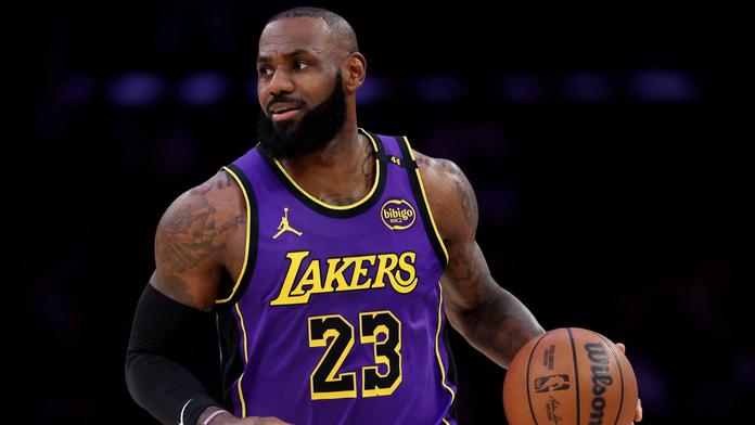 Další sezóna pro hvězdného LeBrona. V Lakers si za rok vydělá miliardu