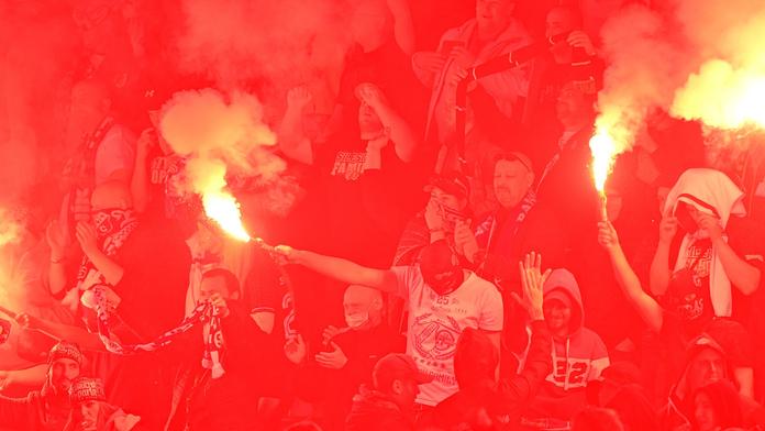 Baník se plácne přes kapsu, platí za masivní použití pyrotechniky