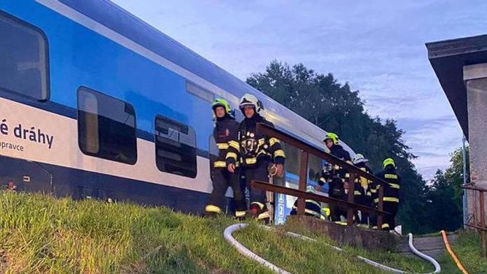 Požár zachvátil vlak na Děčínsku. Hasiči evakuovali 17 cestujících