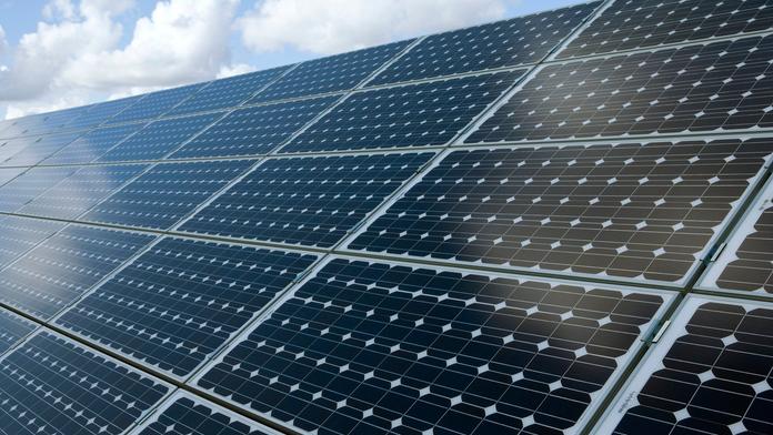 Vědci vyvinuli průlomové solární panely. Elektřinu vyrábí i v noci