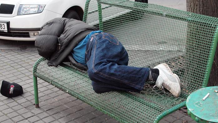 Opilec usnul na zastávce a málem se udusil! Zachránili ho strážníci