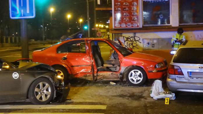 Octavia vjela do cesty audi. Hasiči vyprošťovali pět zraněných