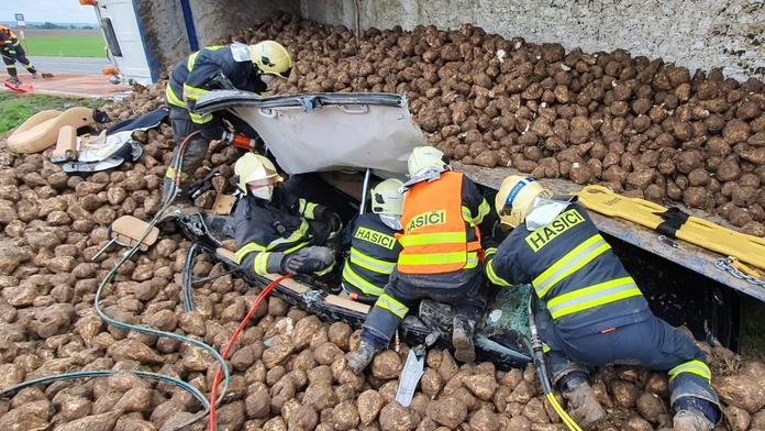 Kamion se po srážce převrátil na osobák, který ke všemu zasypala řepa