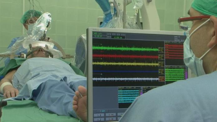 Při operaci propíchl ženě střevo. To se stává, bránil se doktor